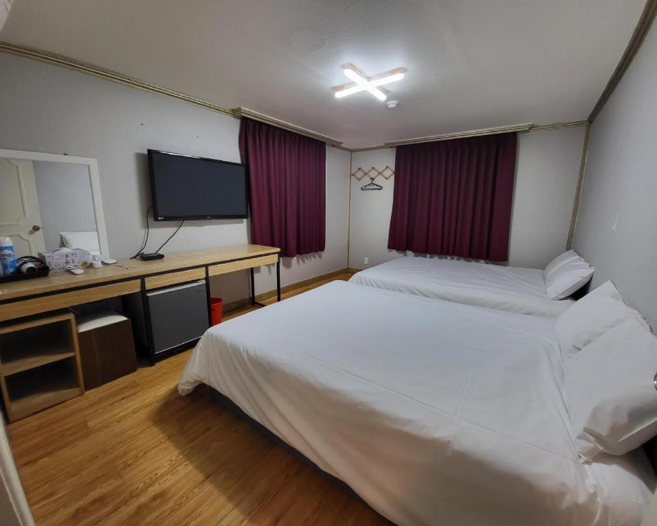 Emerald Ace Hotel Чечжу Екстер'єр фото