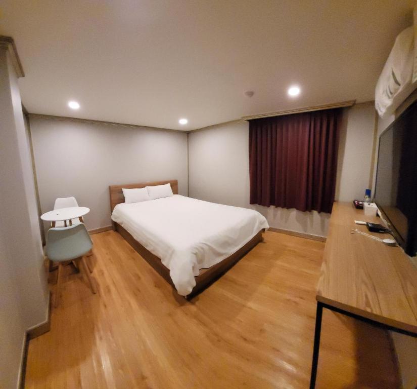 Emerald Ace Hotel Чечжу Екстер'єр фото
